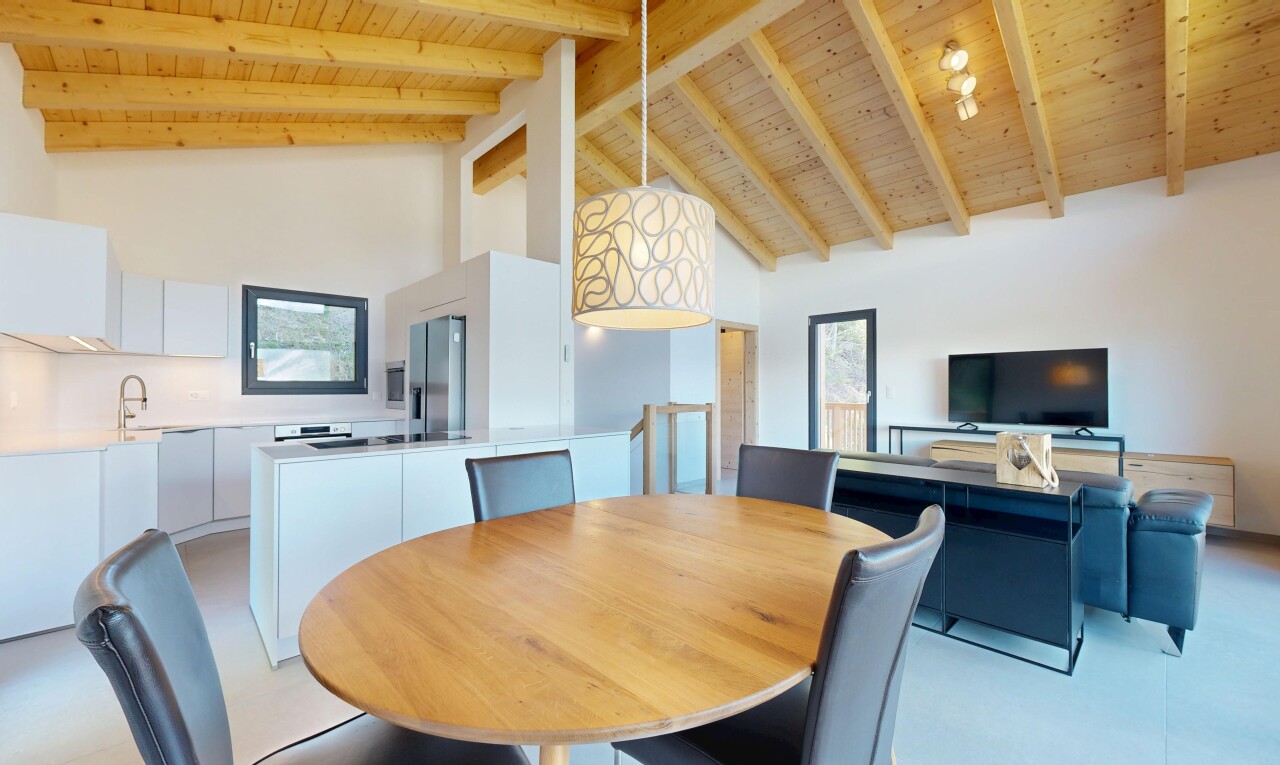 wohn- / esszimmer mit high ceiling, hohe decke, light floor, full kitchen, und wood ceiling