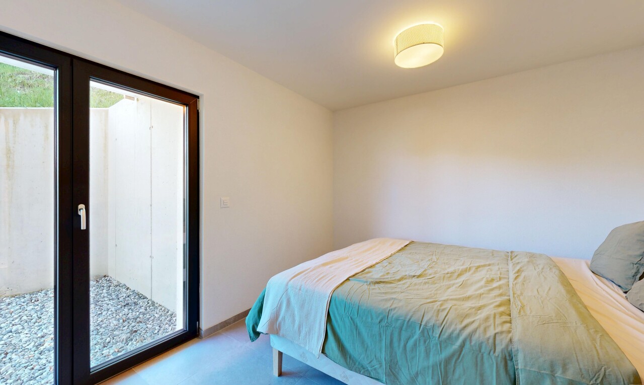 zimmer / schlafzimmer mit drywall, gipskartonwand, inside property, französische türen, und carpet