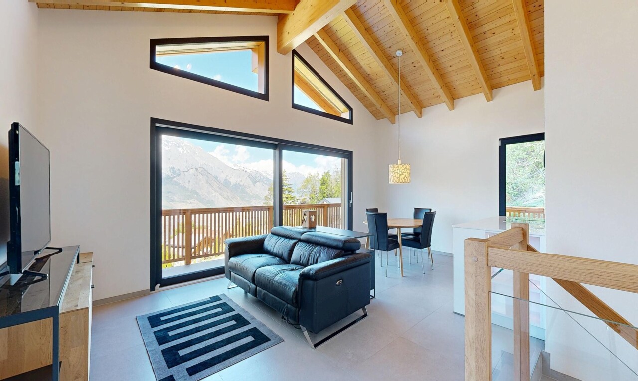 wohn- / esszimmer mit hohe decke, high ceiling, day time, balkendecke, und beamed ceiling