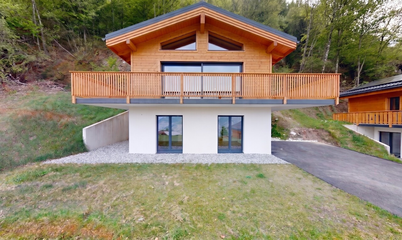 außenansicht mit deck, rasen, horizontale verkleidung, stuckverkleidung, und property visible