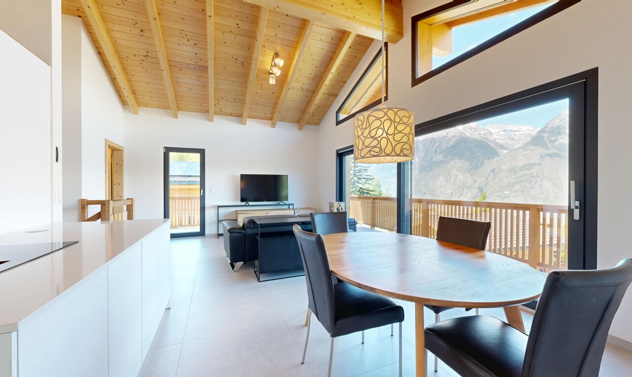 wohn- / esszimmer mit high ceiling, hohe decke, inside property, drywall, und gipskartonwand
