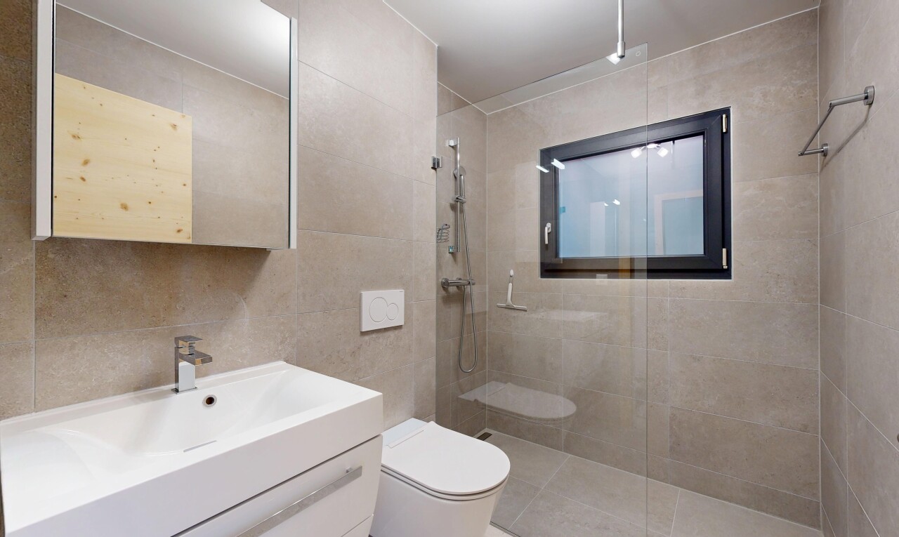 bad mit schminktisch, spiegel, komplettes badezimmer, tile wall, und fliesenwand