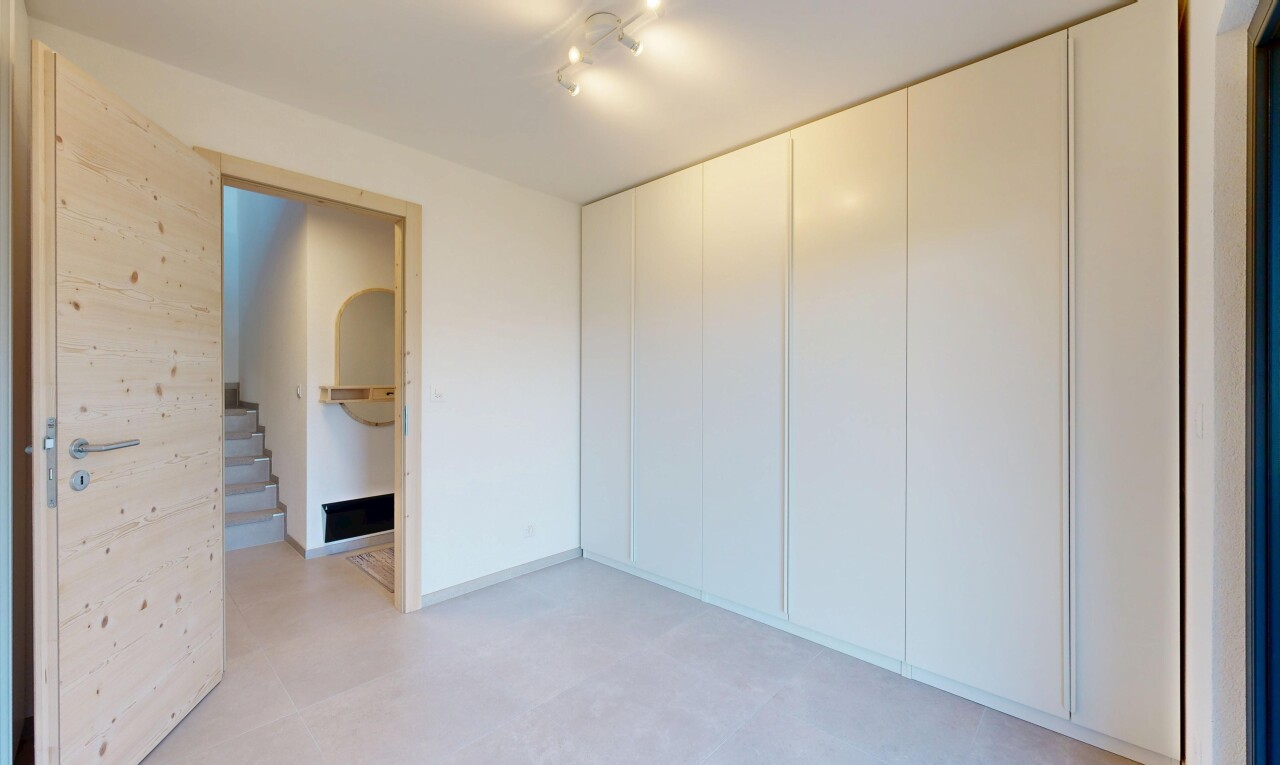 leerer raum mit treppen, gipskartonwand, drywall, inside property, und light floor