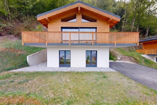 außenansicht mit deck, rasen, horizontale verkleidung, stuckverkleidung, und property visible
