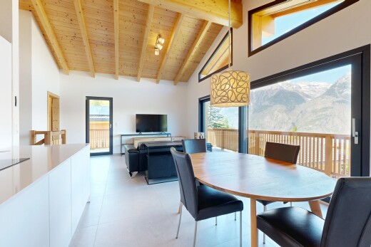 salon / salle à manger avec high ceiling, plafond haut, inside property, drywall, et cloison sèche