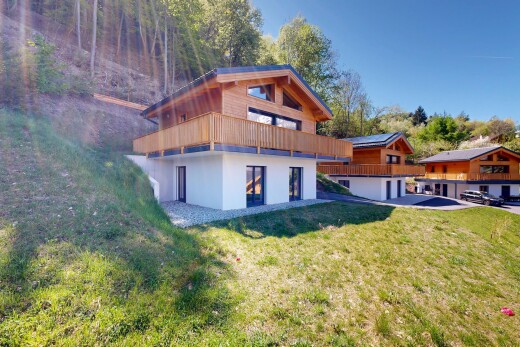 façade avec pelouse, property visible, day time, bardage en bois, et bardage en stuc