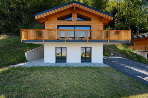 façade avec aire de stationnement, pelouse, bardage en stuc, bardage horizontal, et from property