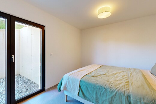 chambre avec drywall, cloison sèche, inside property, portes-fenêtres, et carpet