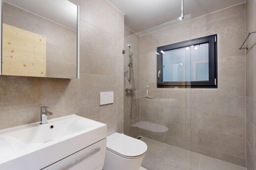 salle de bains avec lavabo (ou coiffeuse selon le contexte), miroir, salle de bain complète, tile wall, et mur en carrelage