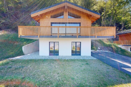 façade avec pelouse, terrasse, bardage en stuc, et bardage horizontal