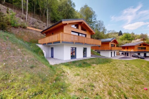 façade avec property visible, pelouse, day time, et bardage en stuc