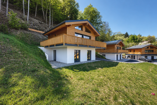 façade avec pelouse, day time, bardage en stuc, property visible, et bardage en bois