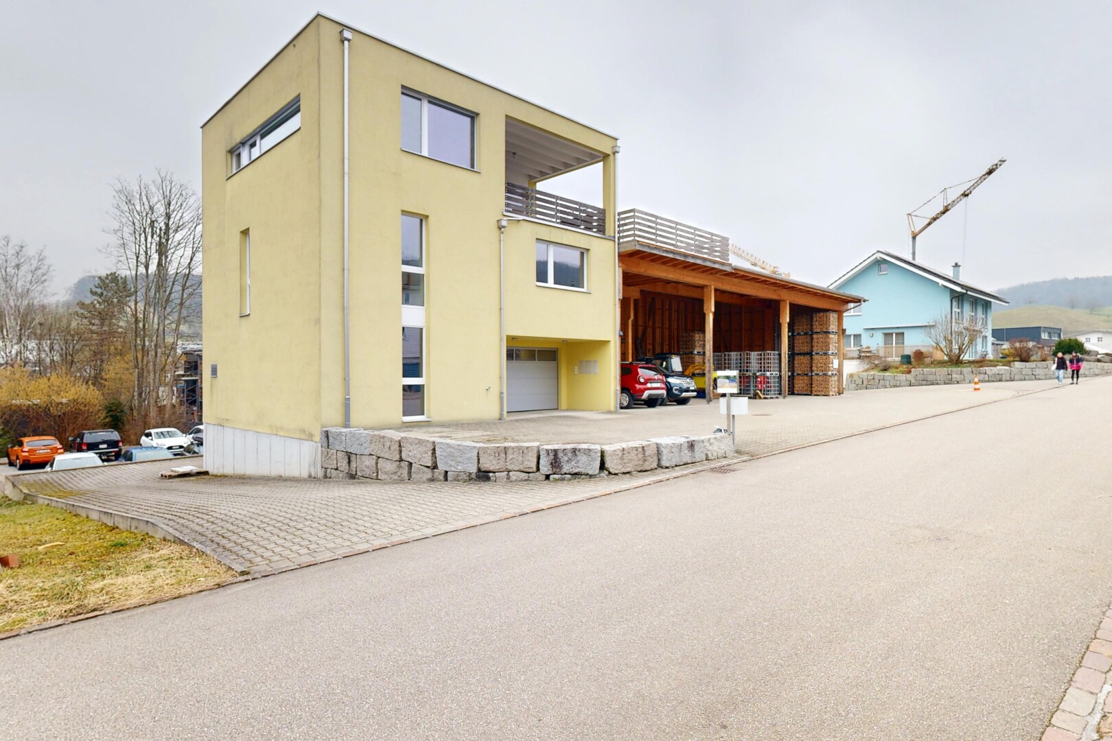 extérieur du bâtiment avec aire de stationnement