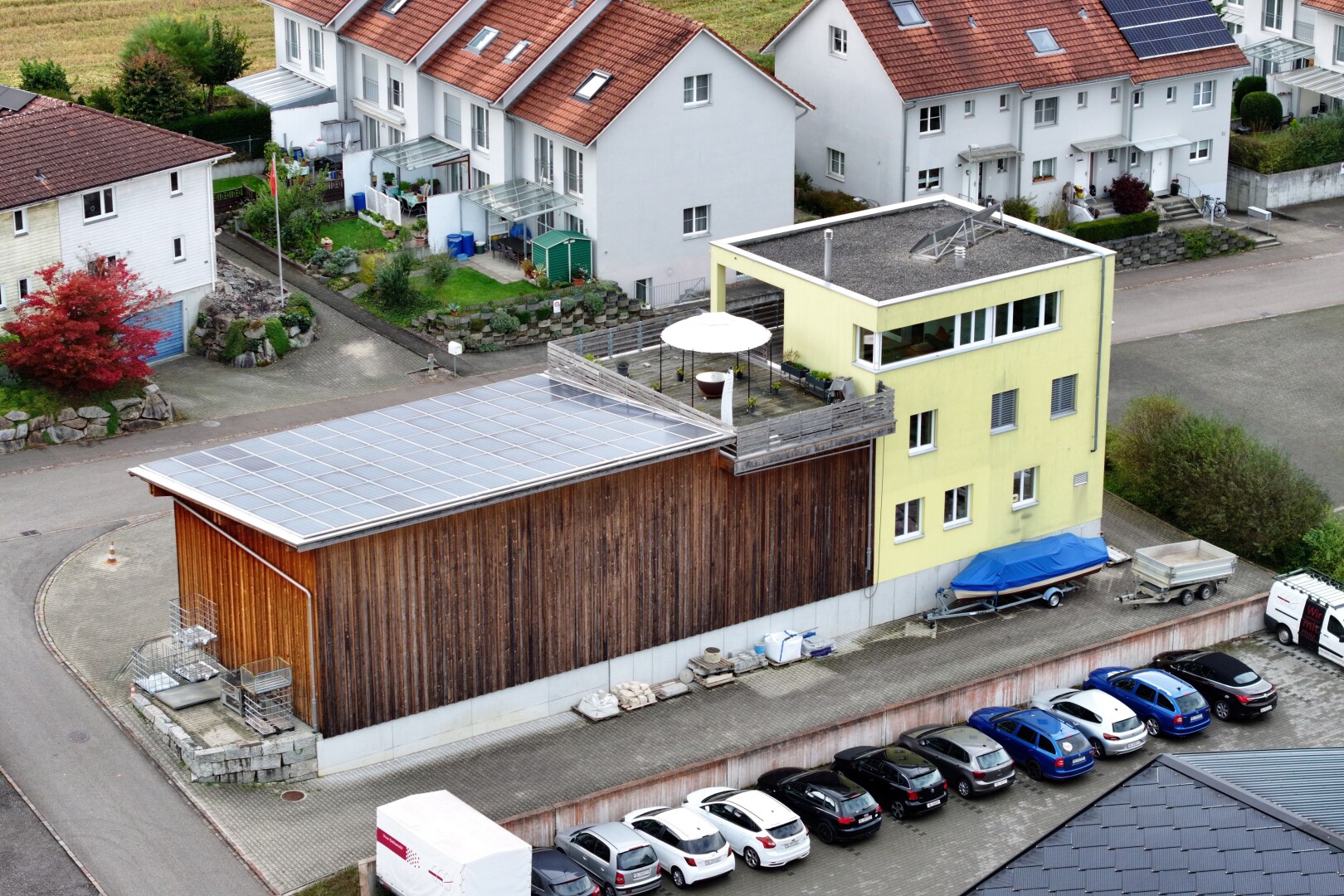 extérieur du bâtiment avec parking et vue résidentielle