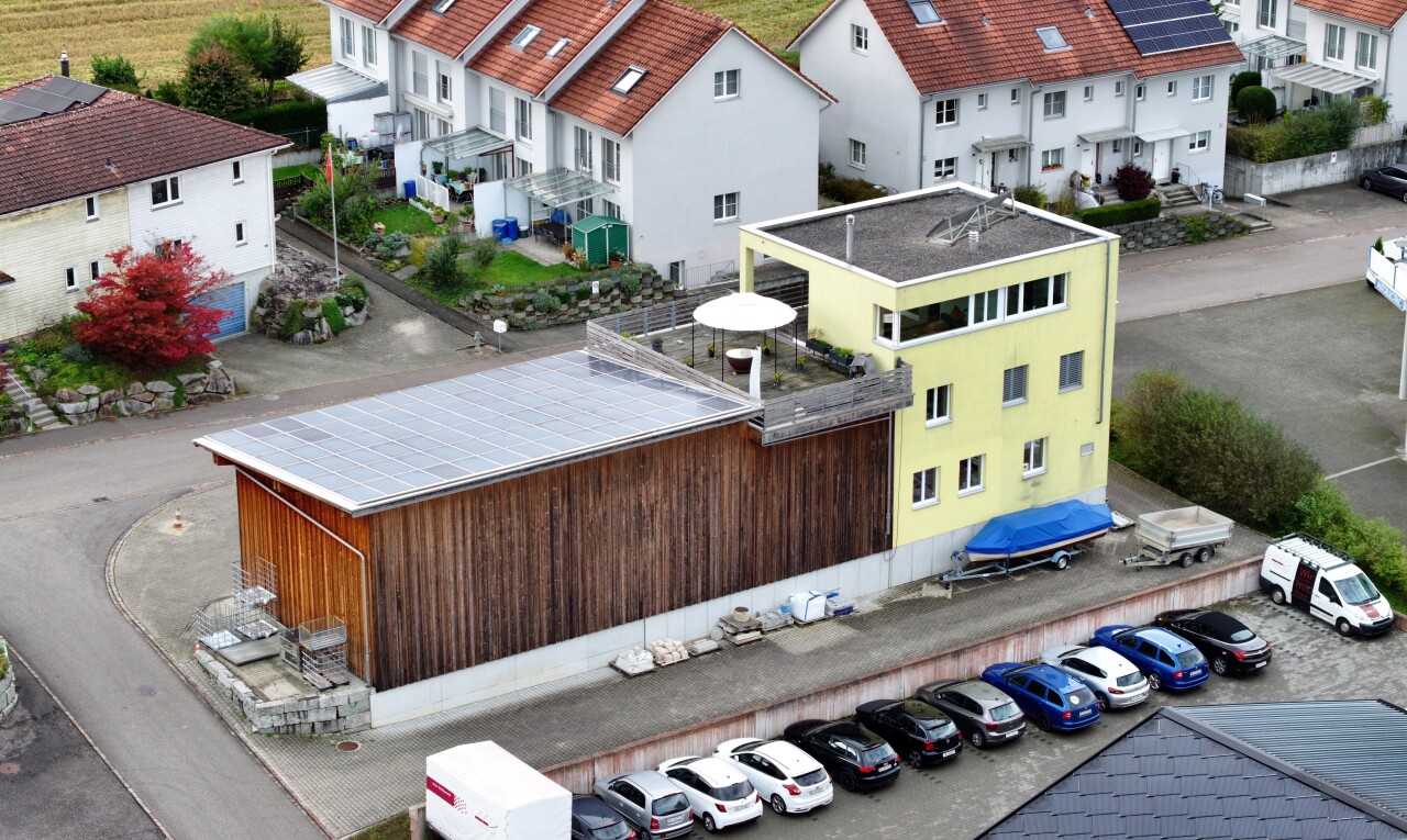 extérieur du bâtiment avec parking et vue résidentielle