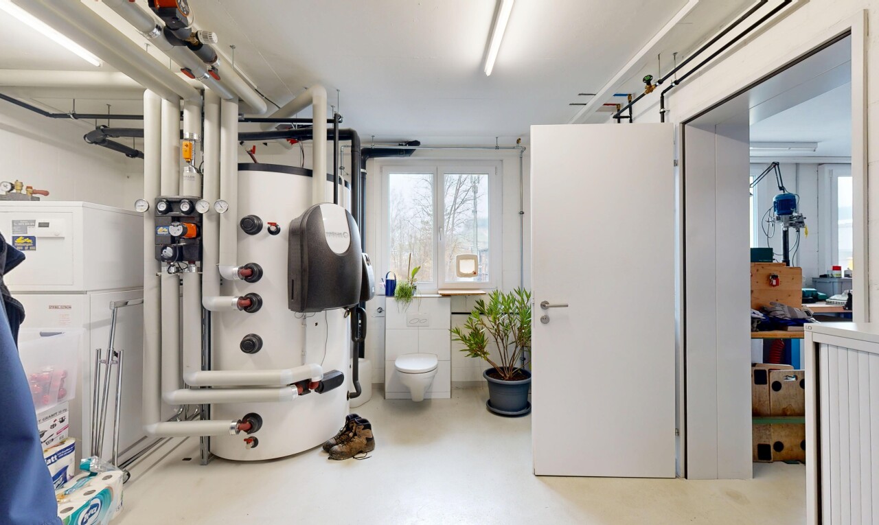 salle de bains avec lumière naturelle et chauffe-eau