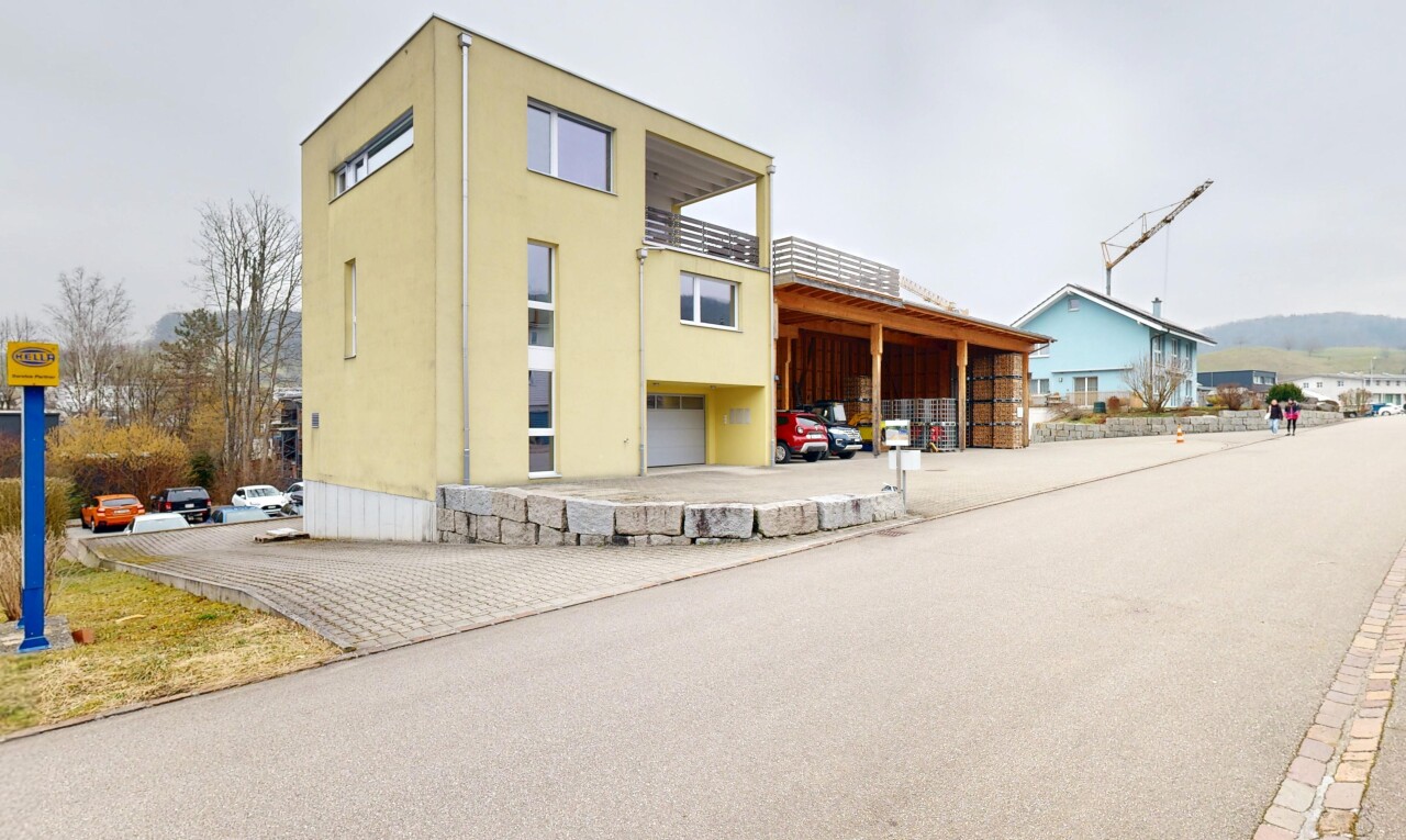 extérieur du bâtiment avec aire de stationnement