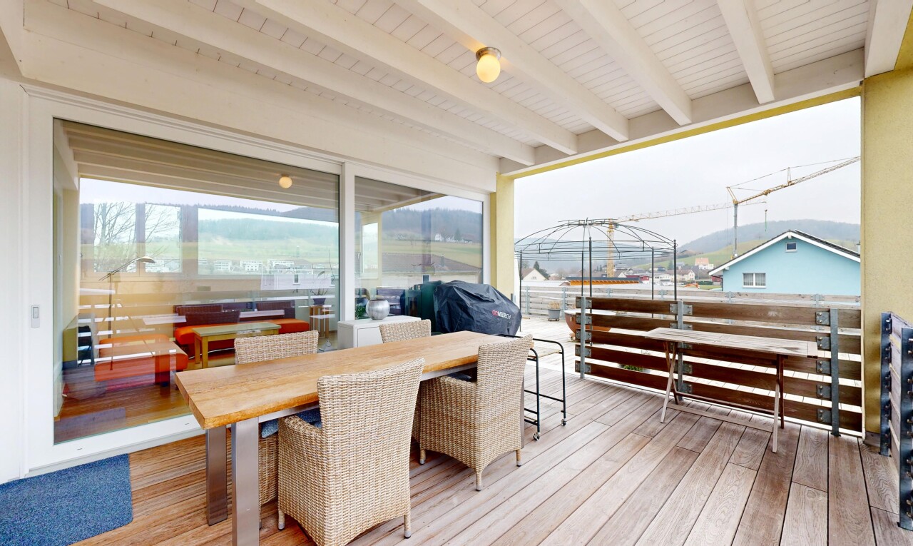 espace intérieur avec gril et coin repas extérieur