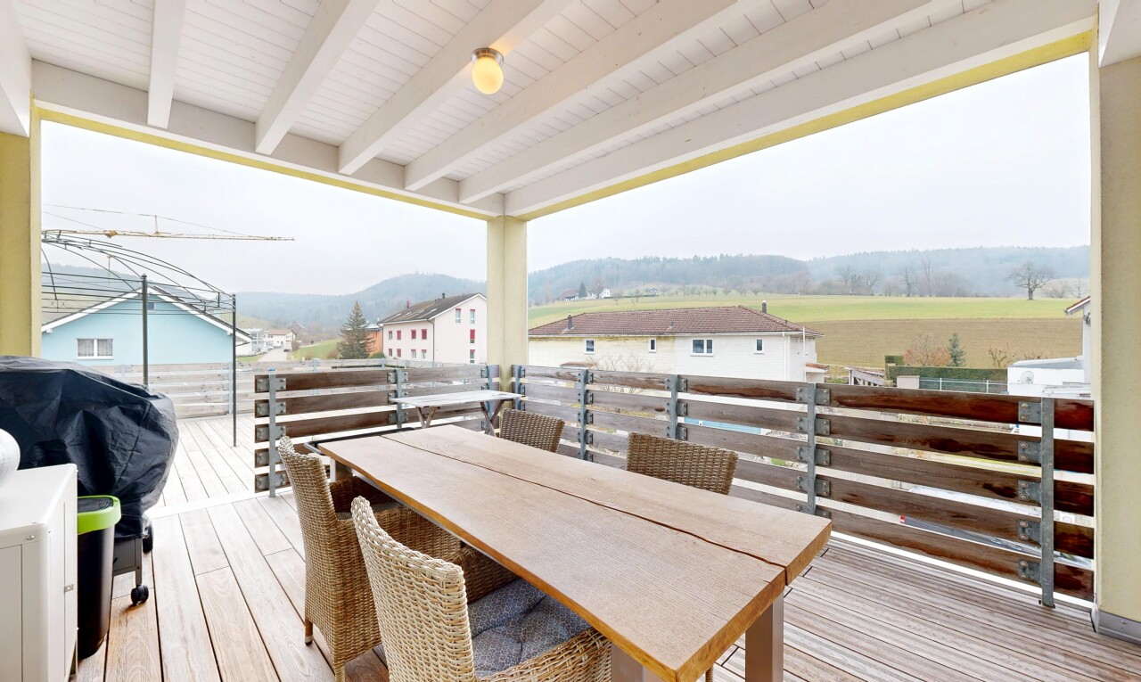 terrasse avec vue sur la montagne et gril