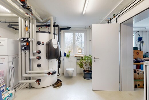 salle de bains avec lumière naturelle et chauffe-eau