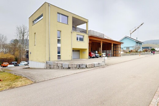extérieur du bâtiment avec aire de stationnement
