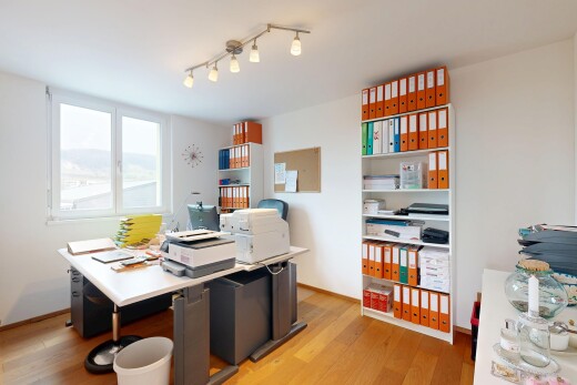 bureau avec espace bureau, sol en finition bois, lumière naturelle, éclairage sur rail, et cloison sèche
