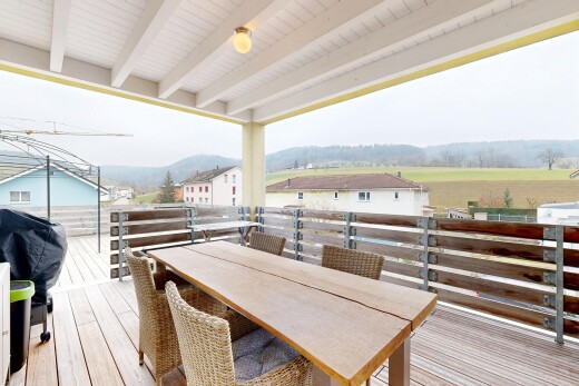 terrasse mit grill und blick auf die berge