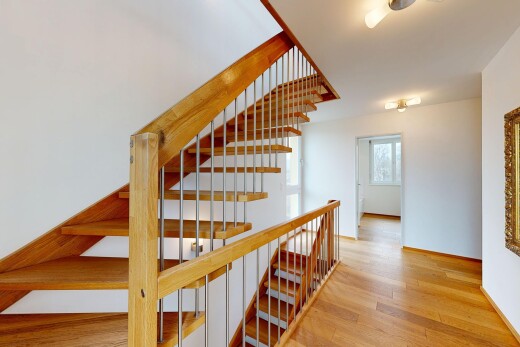 treppe mit holzfußboden, natürliches licht, und gipskartonwand