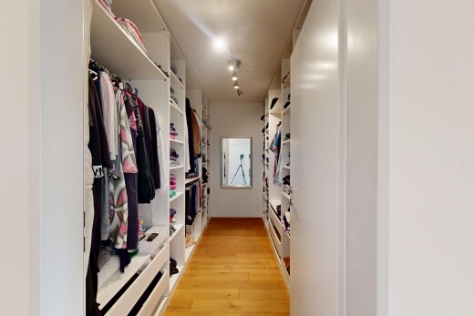begehbarer kleiderschrank mit holzfußboden