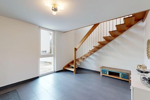 treppe mit natürliches licht, gipskartonwand, bodendeckenfenster, und treppen