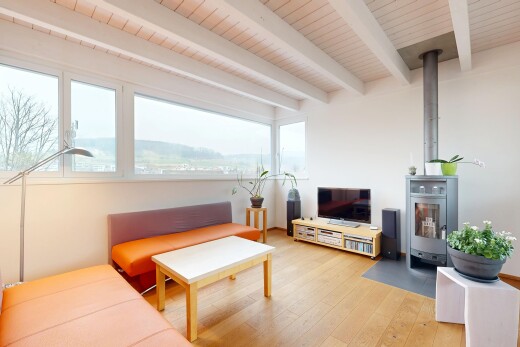 wohnzimmer mit holzfußboden, natürliches licht, fernseher, balkendecke, und gipskartonwand
