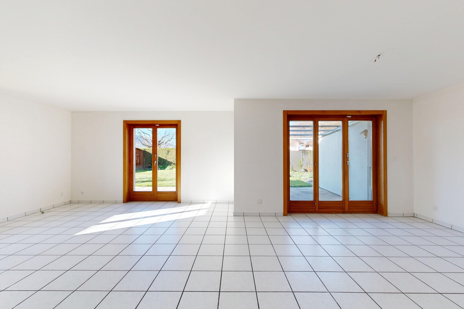 pièce vide avec cloison sèche, drywall, light floor, lumière naturelle, et natural light
