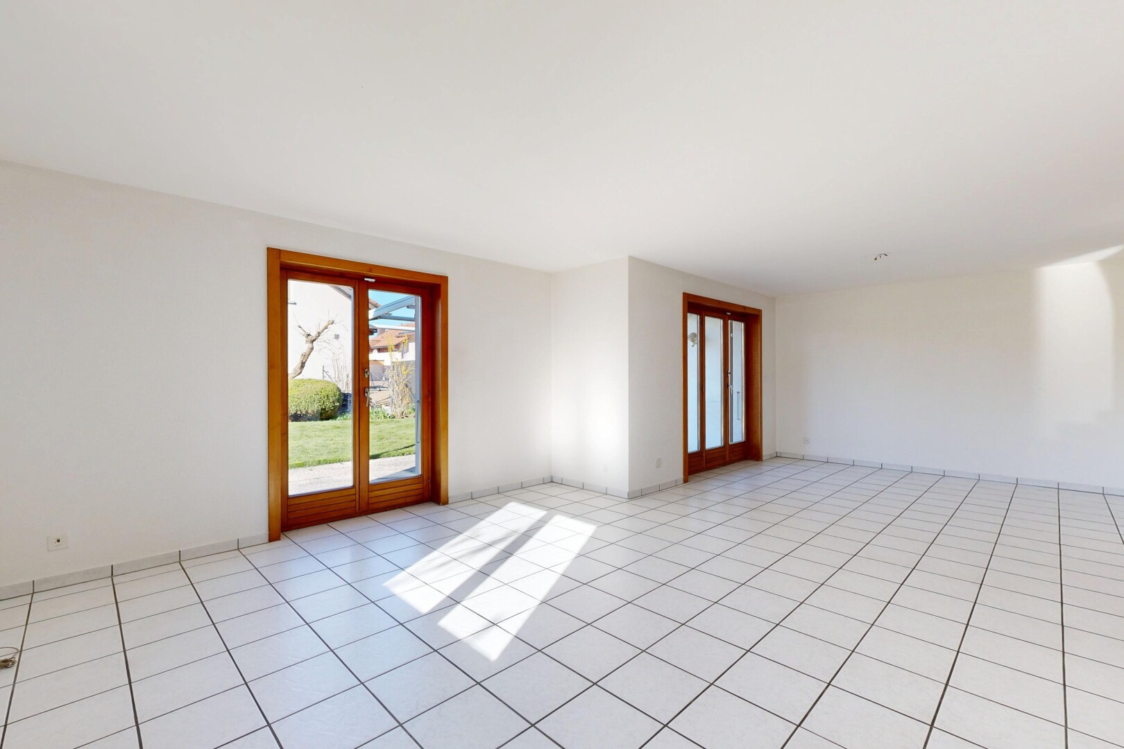 pièce vide avec cloison sèche, drywall, inside property, lumière naturelle, et natural light