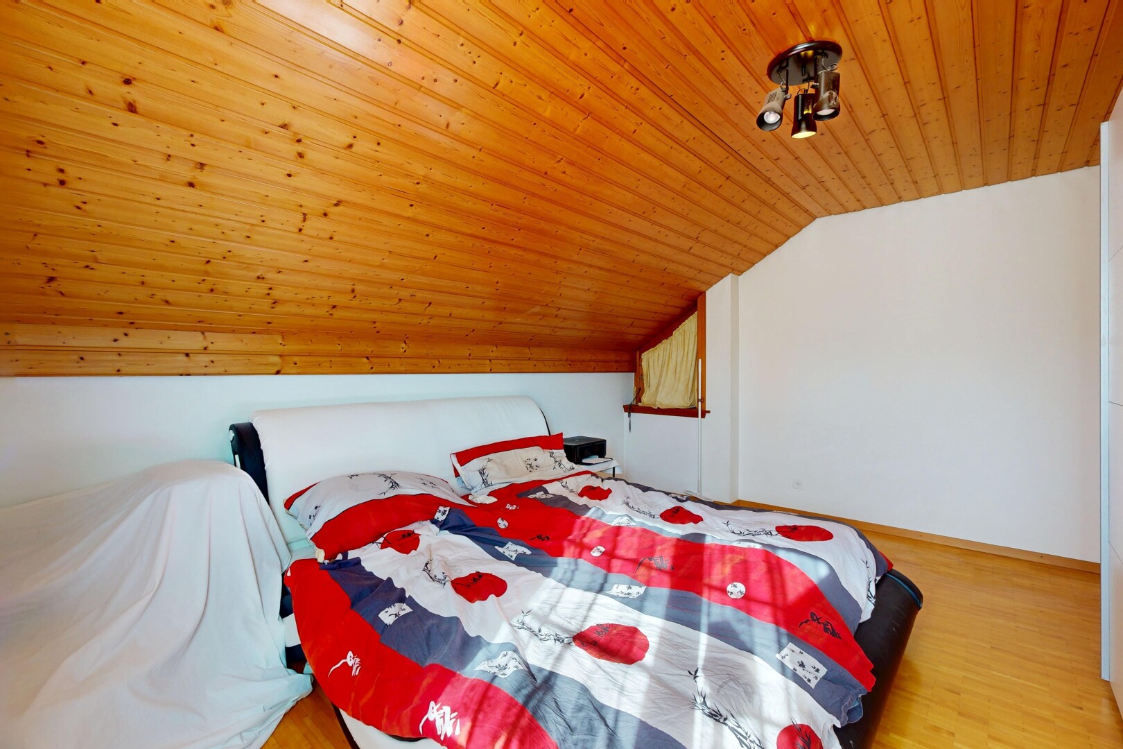 chambre avec vaulted ceiling, plafond voûté, low ceiling, plafond bas, et wood ceiling