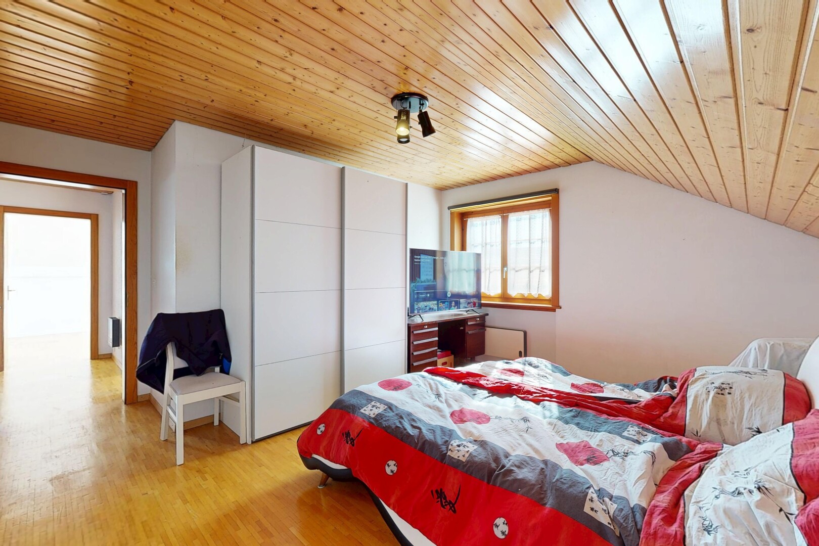 chambre avec wood ceiling, plafond en bois, vaulted ceiling, plafond voûté, et inside property