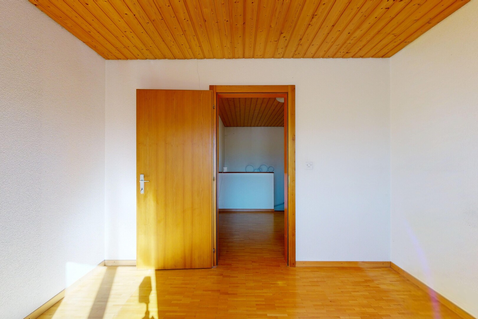 pièce vide avec plafond en bois, wood ceiling, sol en finition bois, wood finish floor, et inside property