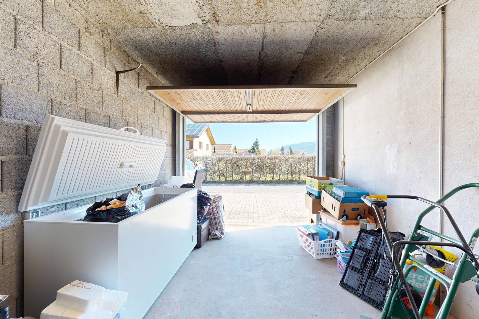espace intérieur avec day time, concrete floor, sol en béton, natural light, et lumière naturelle