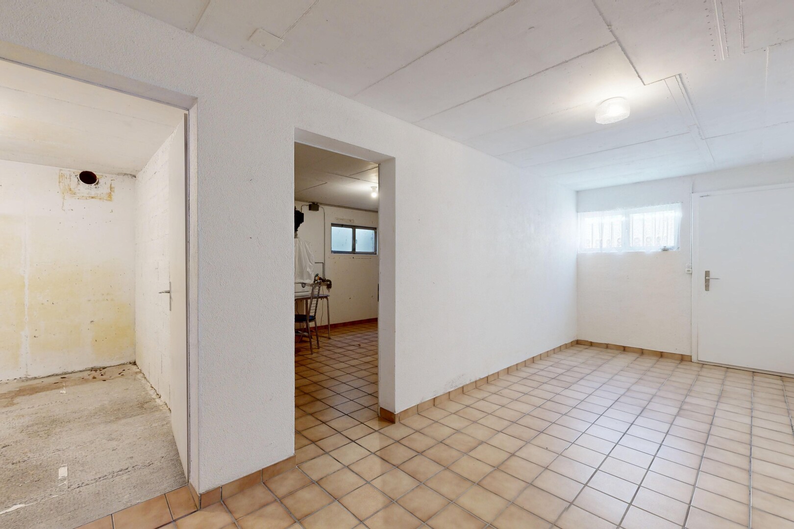 pièce vide avec sous-sol, natural light, lumière naturelle, inside property, et light floor