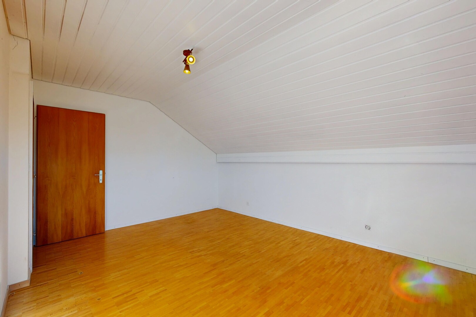 pièce vide avec pièce supplémentaire, plafond bas, low ceiling, plafond voûté, et vaulted ceiling