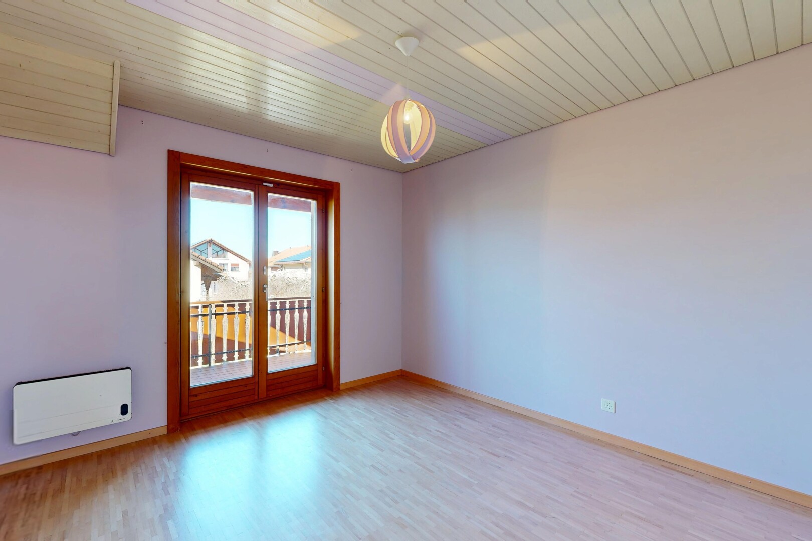 pièce vide avec day time, natural light, lumière naturelle, wood finish floor, et sol en finition bois