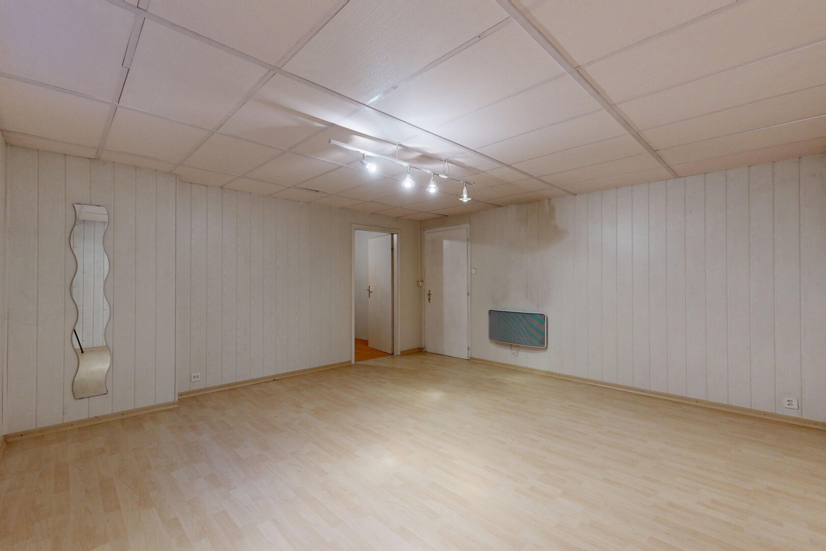 pièce vide avec sol en finition bois, wood finish floor, mur en bois, wood wall, et plafond suspendu