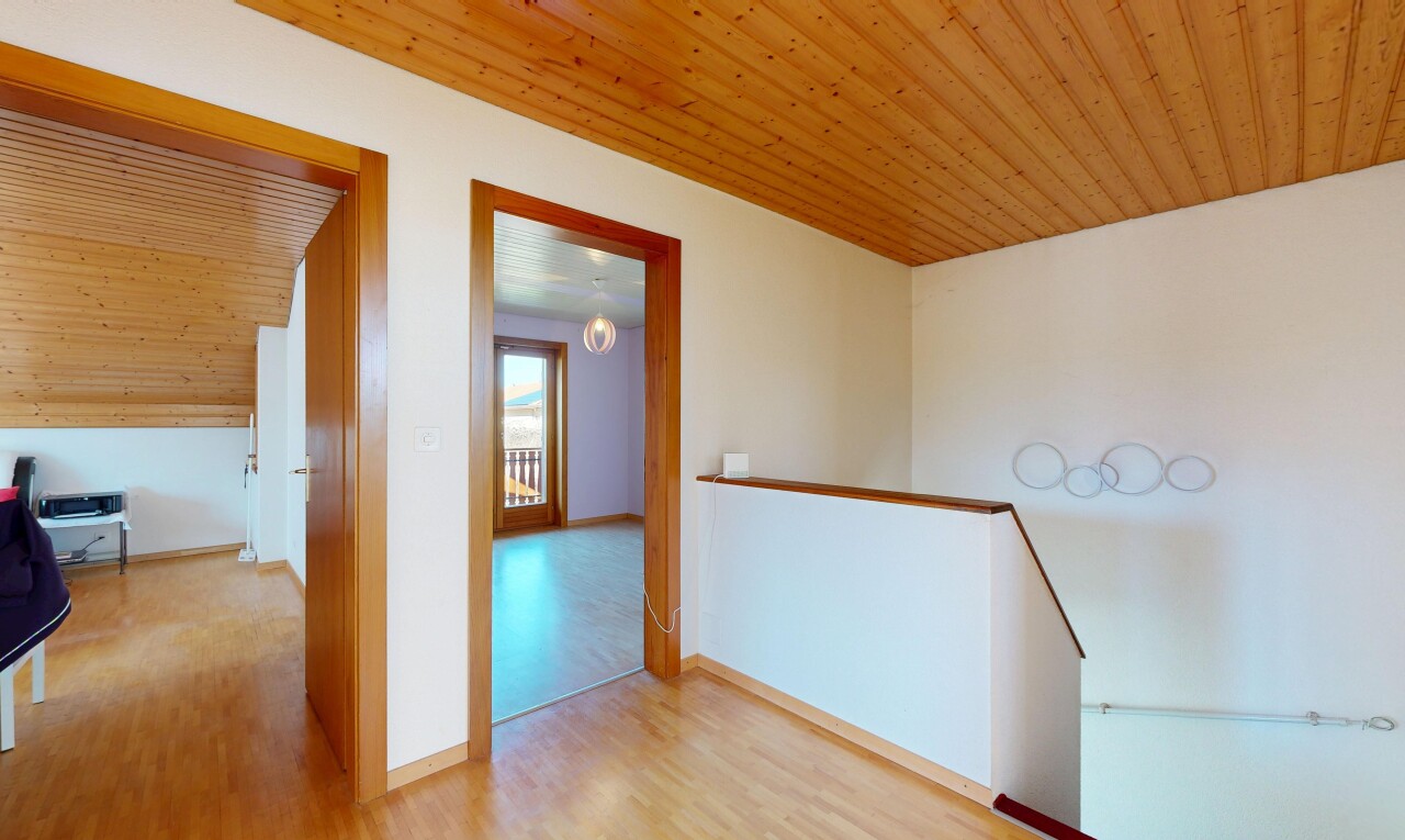 couloir avec plafond en bois, wood ceiling, sol en finition bois, wood finish floor, et inside property