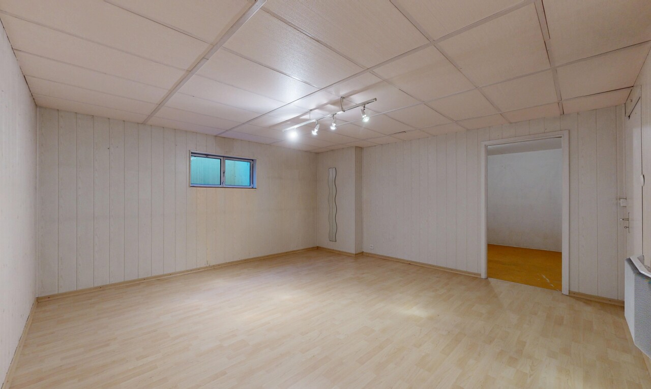 pièce vide avec sol en finition bois, wood finish floor, plafond suspendu, drop ceiling, et sous-sol