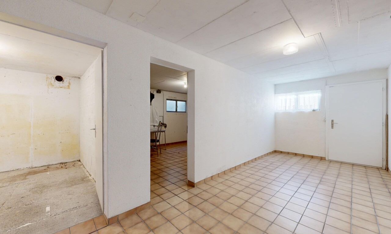 pièce vide avec sous-sol, natural light, lumière naturelle, inside property, et light floor