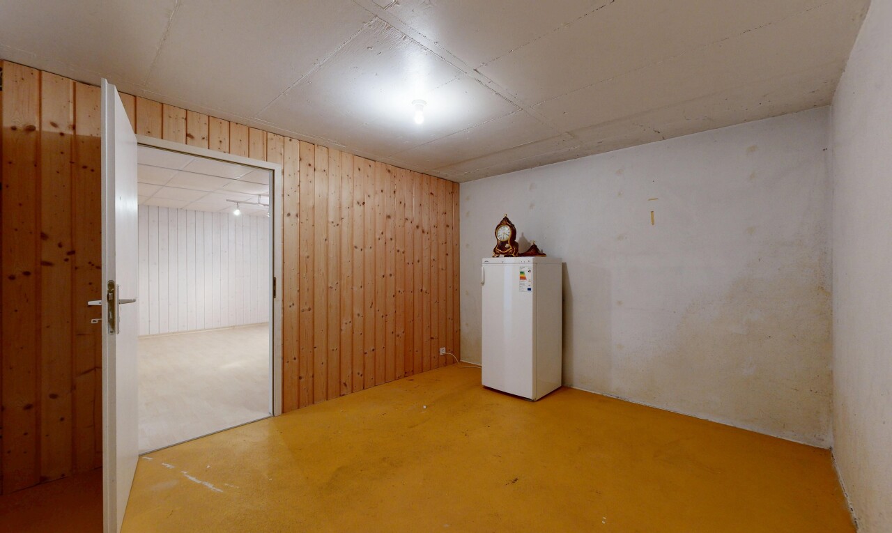 pièce vide avec sous-sol, wood wall, mur en bois, inside property, et concrete floor