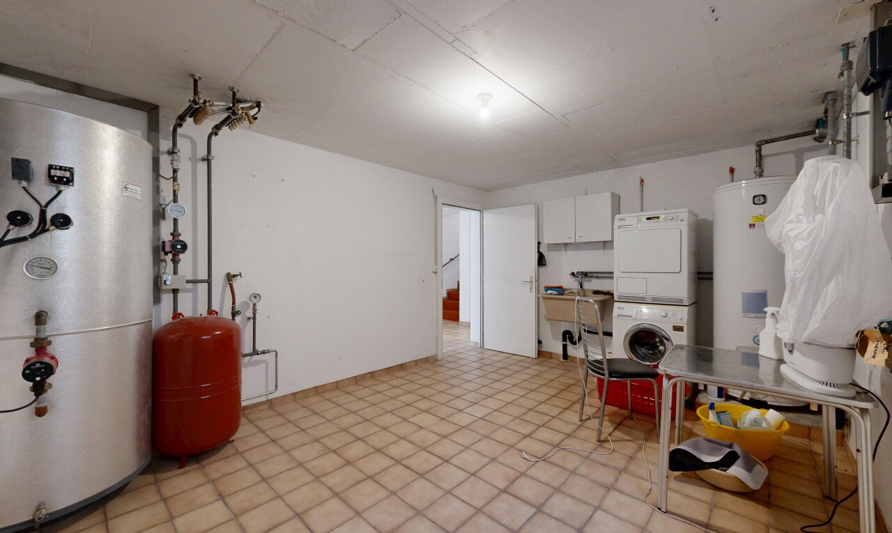espace intérieur avec cloison sèche, drywall, chauffe-eau, inside property, et lave-linge et sèche-linge superposés