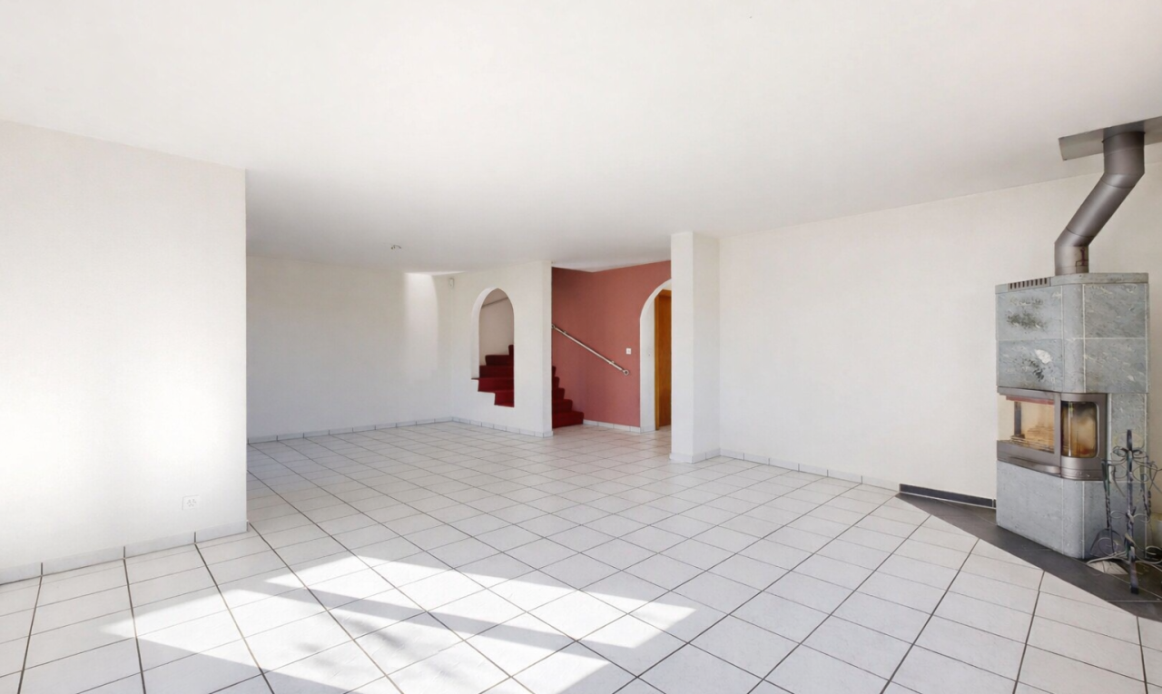 pièce vide avec poêle à bois, passages en arc, inside property, drywall, et cloison sèche