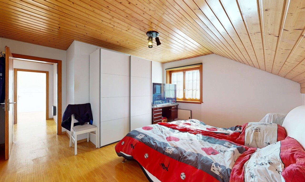 chambre avec wood ceiling, plafond en bois, vaulted ceiling, plafond voûté, et inside property