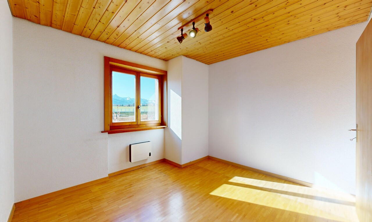 pièce vide avec lumière naturelle, natural light, day time, sol en finition bois, et wood finish floor