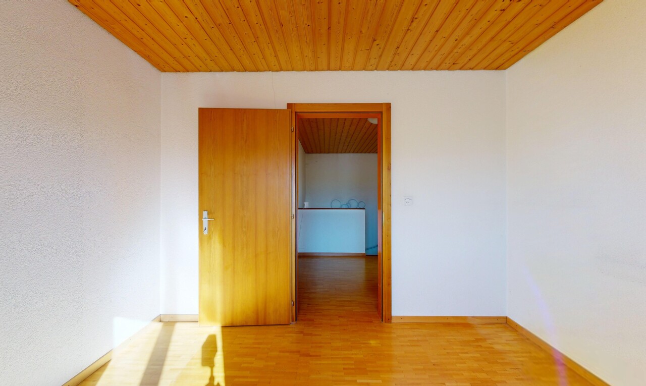 pièce vide avec plafond en bois, wood ceiling, sol en finition bois, wood finish floor, et inside property